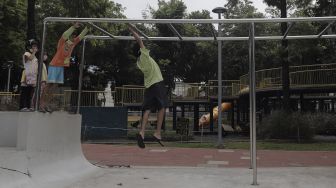 Sejumlah anak bermain di Taman Puring, Kebayoran Baru, Jakarta, Minggu (16/5/2021). [Suara.com/Angga Budhiyanto]