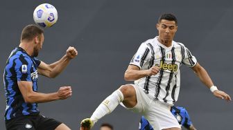 Bek Inter Milan Stefan de Vrij (Kiri) dan pemain depan Juventus Cristiano Ronaldo melakukan sundulan selama pertandingan sepak bola Serie A Italia Juventus vs Inter di stadion Juventus, Turin, pada (15/5/2021). [Isabella BONOTTO / AFP]