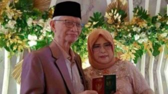 Kabar Gembira, Dekan Fakultas Kedokteran UMI Menikah di Usia 76 Tahun