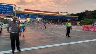 Siap-siap Arus Balik, Polisi Sudah Tunggu Pemudik yang Lolos di Gerbang Tol Kalikangkung Semarang