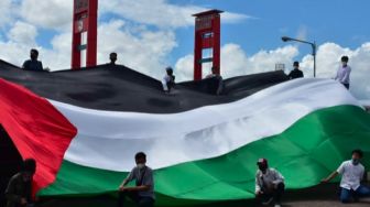 200 Buruh KSPI Gelar Aksi Solidaritas Palestina di Patung Kuda Jakarta