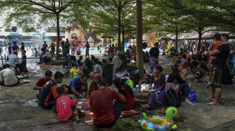 Sejumlah pengunjung memadati wahana permainan air di Ampera Water Park, Ciawi, Kabupaten Tasikmalaya, Jawa Barat, Minggu (16/5/2021). [ANTARA FOTO/Adeng Bustomi]