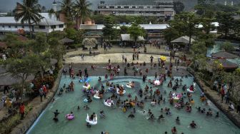 Sejumlah pengunjung memadati wahana permainan air di Ampera Water Park, Ciawi, Kabupaten Tasikmalaya, Jawa Barat, Minggu (16/5/2021). [ANTARA FOTO/Adeng Bustomi]