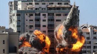 Bola api meletus dari Menara Jala dalam serangan udara Israel di Kota Gaza, Gaza, Palestina, pada (15/5/2021). [Mahmud Hams / AFP]