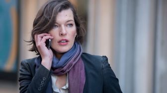 Sinopsis Survivor: Milla Jovovich Dituding Jadi Pelaku Pengeboman