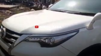 Harga Diri Jatuh Seketika, Toyota Fortuner Jadi Tempat Jualan Sayuran