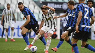 Penyerang Juventus Federico Chiesa (tengah) menantang bek Inter Milan Stefan de Vrij (kiri) dan gelandang Inter Milan Nicolo Barella selama pertandingan sepak bola Serie A Italia Juventus vs Inter di stadion Juventus, Turin, pada (15/5/2021). [Isabella BONOTTO / AFP]