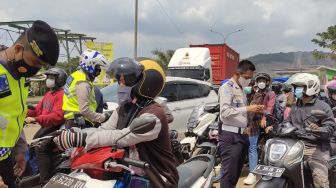 Imbas Pantai Anyer Ditutup, Ribuan Kendaraan Putar Balik di Simpang 3 JLS