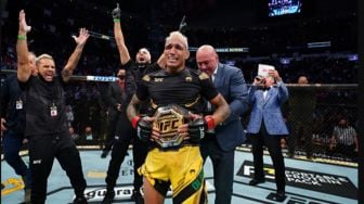 UFC 262: Kalahkan Chandler, Oliviera Rebut Sabuk Juara Khabib Nurmagomedov