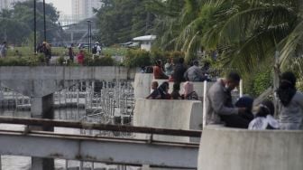 Sejumlah warga bersantai saat mengunjungi kawasan Kota Tua, Jakarta, Minggu (16/5/2021). [Suara.com/Dian Latifah]