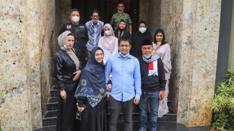 Sejumlah Artis berfoto bersama usai bertemu dengan Duta Besar Palestina untuk Indonesia Zuhair Al-Shun di Kedutaan Besar Palestina, Jakarta Pusat, Senin (17/5/2021). [Suara.com/Alfian Winanto]