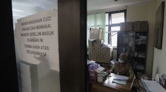 Pegawai Negeri Sipil (PNS) beraktivitas saat hari pertama kerja usai libur lebaran di Kantor Kelurahan Lenteng Agung, Jakarta, Senin (17/5/2021). [Suara.com/Angga Budhiyanto]