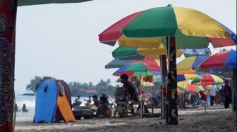 Pengelola dan Pedagang wisata Pantai Anyer Kecewa, Minta Wisata Dibuka Lagi