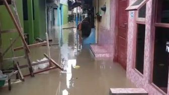 Selasa Pagi Jakarta Diterjang Banjir, Kampung Melayu Banjir Hampir 1 Meter