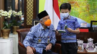 Hari Buku Nasional, Gubernur Ganjar Dapat Kado Istimewa dari Abe Tanaya