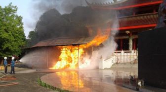 Bangunan Tempat Penyalaan Lilin Kelenteng Sam Po Kong Semarang Terbakar