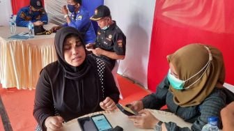 Nunggu Orderan, Driver Perempuan Taksi Online di Palembang Dilabrak Tukang Parkir