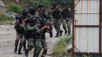 Sejumlah Prajurit TNI AD saat latihan Uji Siap Tempur (UST) Kodam Jaya di Distrik II, Meikarta, Cikarang, Kabupaten Bekasi, Jawa Barat, Selasa (18/5/2021). [Suara.com/Dian Latifah]