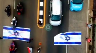 Viral Aksi Bela Palestina, Bendera Israel Digelar dan Dilindas Kendaraan