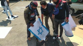 Solidaritas untuk Palestina, Ratusan Buruh di Jateng Bakar dan Injak Bendera Israel