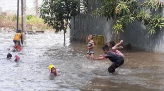 Warga Bintaro Gallery Tangsel Belasan Jam Terendam Banjir: Terima Nasib Aja