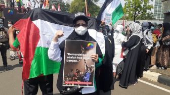 Ikut Protes di Kedubes AS, Emak-emak Pendukung Palestina: Israel Biadab!