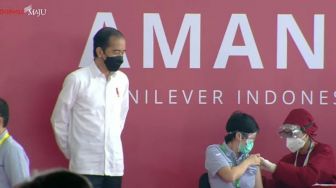 Jokowi ke Bekasi Lihat Vaksinasi COVID-19 untuk Buruh