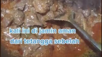 Takut Tetangga Minta, Ibu Ini Masak Rendang Tengah Malam