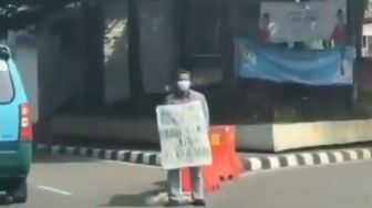 Butuh Pekerjaan, Pria Berdiri di Lampu Merah Bawa Tulisan Bikin Salut