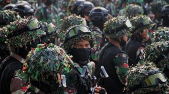 Sejumlah Prajurit TNI AD saat latihan Uji Siap Tempur (UST) Kodam Jaya di Distrik II, Meikarta, Cikarang, Kabupaten Bekasi, Jawa Barat, Selasa (18/5/2021). [Suara.com/Dian Latifah]