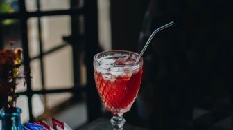 Sering jadi alternatif, sedotan metal ternyata lebih berbahaya dari sedotan