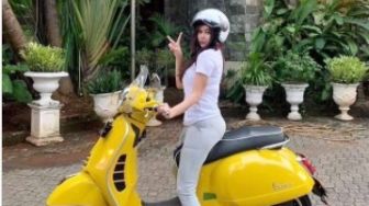 Aura Kasih Unggah Foto Naik Motor Kuning, Netizen Auto Minta Bonceng