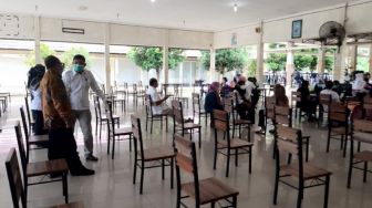 Jokowi Datang, Warung Kopi Bintan Dibikin Lokasi Vaksinasi COVID-19 Dadakan