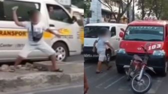 Diduga Tak Terima Motornya Disenggol, Emak-Emak Ini Lempari Angkot Pakai Paving Pembatas Jalan