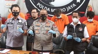 Polisi menunjukkan barang bukti narkoba saat rilis kasus narkoba yang menjerat putra Penyanyi Rita Sugiarto, Raffi Zimah di Polda Metro Jaya, Jakarta Selatan, Rabu (19/5/2021). [Suara.com/Alfian Winanto]