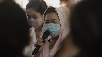 Putri ketiga Presiden RI ke-4 Abdurahman Wahid (Gus Dur), Yenny Wahid memberikan pidato saat prosesi pemakaman Wimar Witoelar di Tempat Pemakaman Umum (TPU) Tanah Kusir, Jakarta, Rabu (19/5/2021). [Suara.com/Angga Budhiyanto]