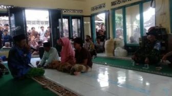 Satu Keluarga Dituduh Dukun Santet di Lombok Tengah Disumpah di Musala