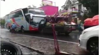 Bus vs Pickup Terdiam Berhadapan, Warganet: Saling Tatap Tak Saling Bicara