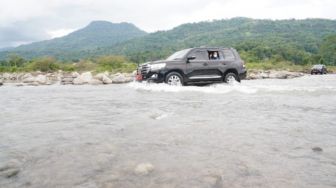Mobil Dinas Plt Gubernur Sulsel Andi Sudirman Masuk Sungai Jeneberang