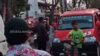 Viral Diduga Motor Disenggol, Emak-Emak Ngamuk, Sopir Angkot Dilempar Batu