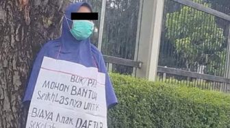 Viral Wanita Minta Bantuan untuk Daftar Sekolah, Aksinya Dikritik Publik