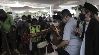 Mantan Ketua DPR-RI Akbar Tanjung (ketiga kanan) menaburkan bunga ke makam mantan Juru Bicara Presiden ke-4 Indonesia Abdurrahman Wahid (Gus Dur), Wimar Witoelar di Tempat Pemakaman Umum (TPU) Tanah Kusir, Jakarta, Rabu (19/5/2021). [Suara.com/Angga Budhiyanto]