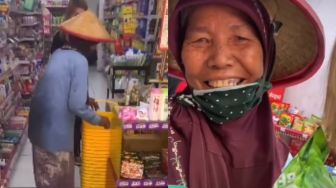 Terharu, Ekspresi Ibu Pemulung saat Pertama Kali Masuk Minimarket