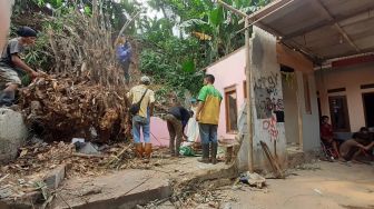 Dua Rumah di Setu Tangsel Hancur Diterjang Longsor Tebing 12 Meter