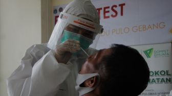 Pemudik mengikuti tes antigen di ruang tunggu  Terminal Pulo Gebang, Jakarta, Rabu (19/5/2021).  [Suara.com/Dian Latifah]

