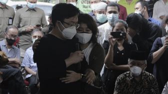 Putra Wimar Witoelar, Satya Tulaka Witoelar (kiri) memberikan pidato saat prosesi pemakaman ayahnya di Tempat Pemakaman Umum (TPU) Tanah Kusir, Jakarta, Rabu (19/5/2021). [Suara.com/Angga Budhiyanto]
