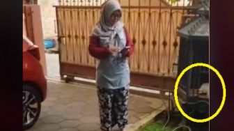 Greget! Ayam Kesayangan Emak Mati, Undang Tetangga Satu RT Pas 'Pemakaman'