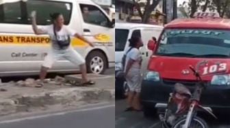 Viral Aksi Barbar Wanita Lempar Batu ke Sopir Angkot, 'Emak-emak Dilawan'