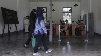 Petugas berjalan melintasi diorama sejarah di Museum Kebangkitan Nasional (ex Gedung Stovia), Jakarta, Kamis (20/5/2021). [Suara.com/Angga Budhiyanto]