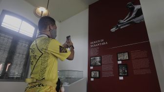 Pengunjung mengabadikan koleksi sejarah di Museum Kebangkitan Nasional (ex Gedung Stovia), Jakarta, Kamis (20/5/2021). [Suara.com/Angga Budhiyanto]